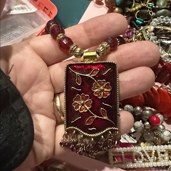 Jewelry - Vintage necklace with garnet accents